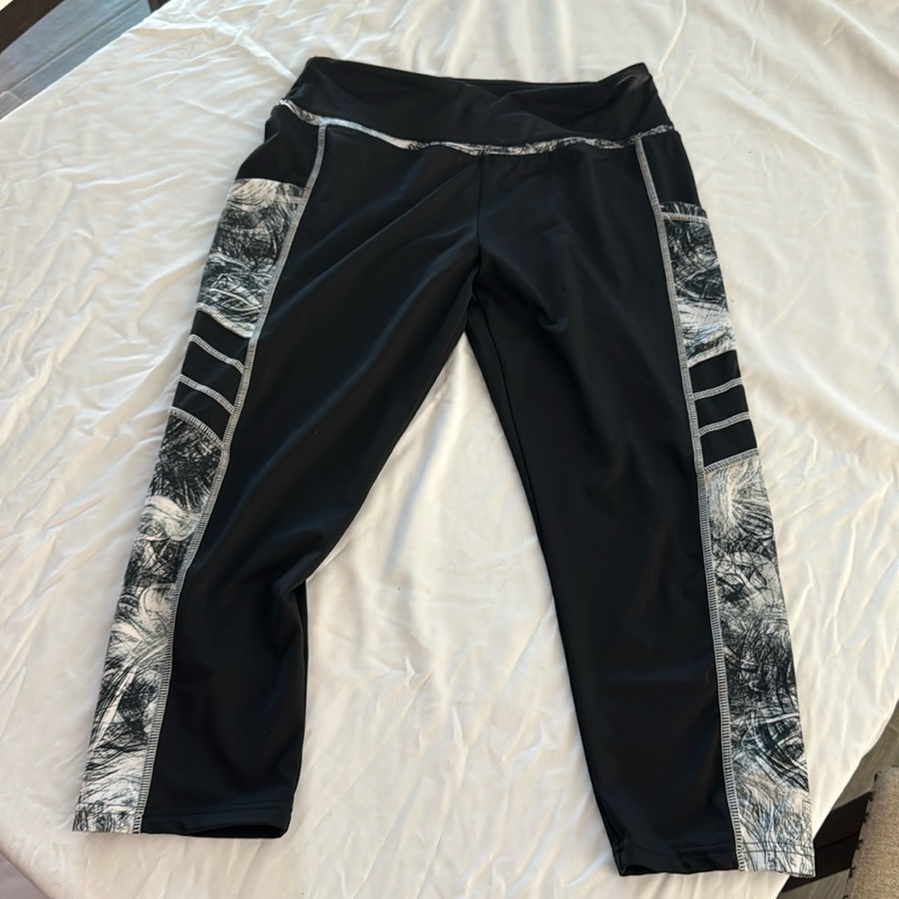 Black and white cropped leggings size L